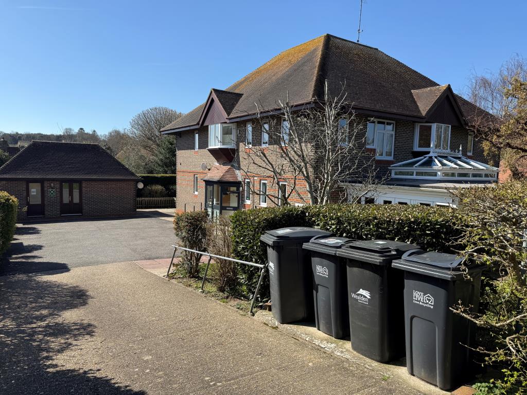Lot: 86 - SUBSTANTIAL DETACHED PROPERTY WITH POTENTIAL PREVIOUSLY USED FOR SUPPORTED LIVING - Driveway with front elevation and separate office building
